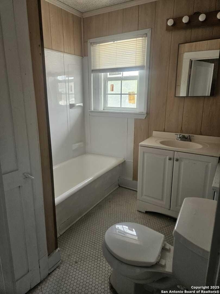 541 Hammond Ave - Photo 3