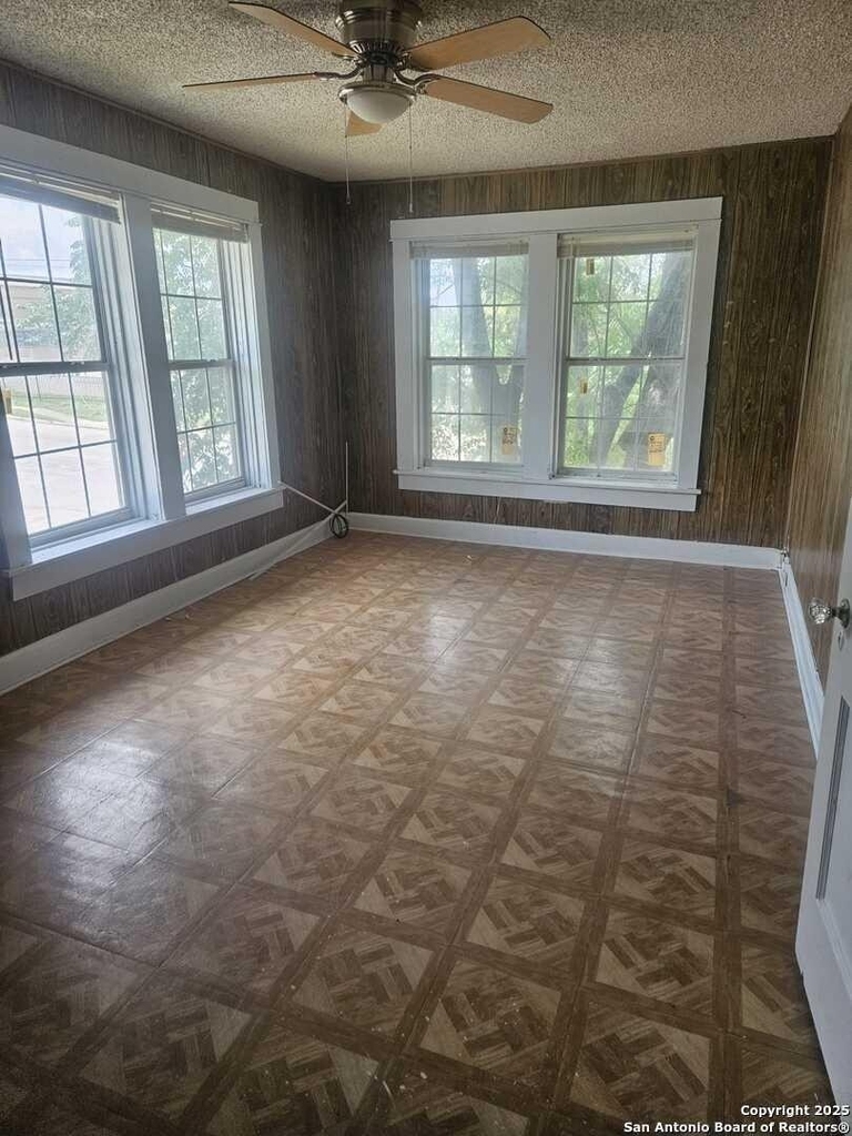 541 Hammond Ave - Photo 6