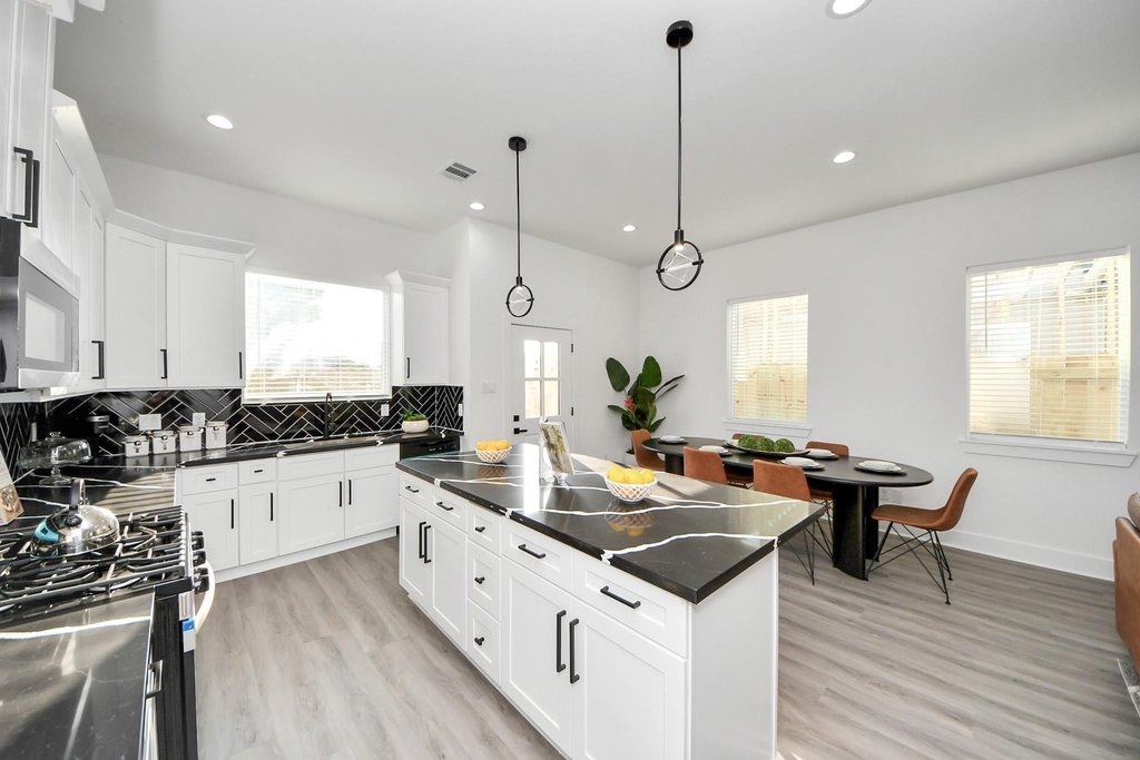 8533 Amadwe Street - Photo 10