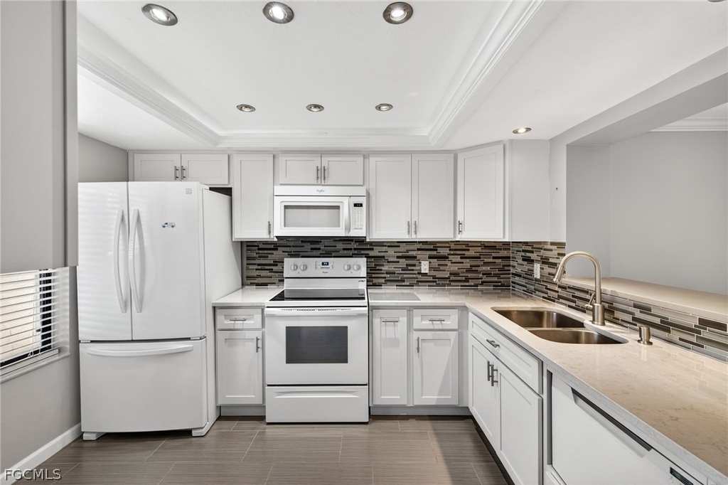 7430 Lake Breeze Drive - Photo 3