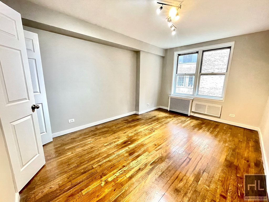 East 58th Street - Photo 2