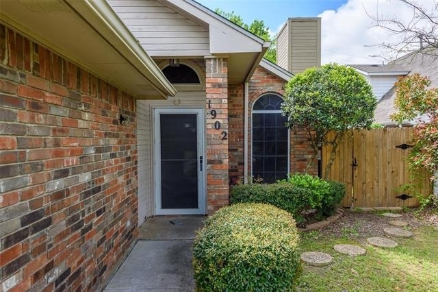 1902 Lee Drive - Photo 2