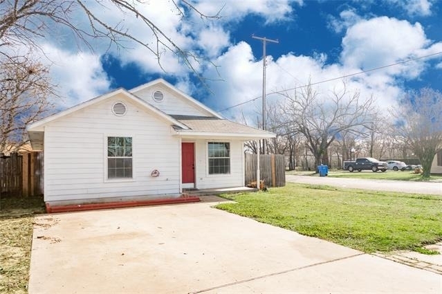 701 E College Street - Photo 2