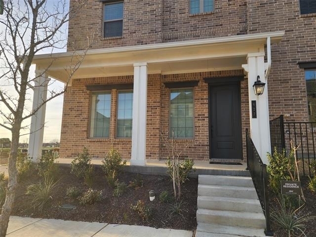 627 Redwood Way - Photo 0