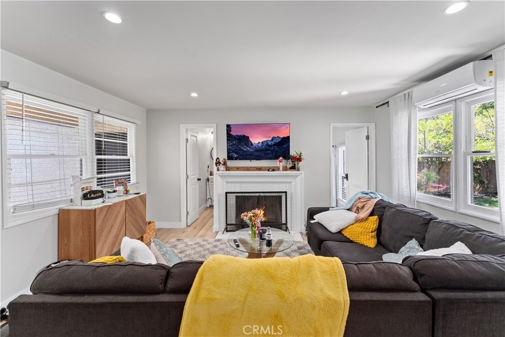 923 W Maple Avenue - Photo 2