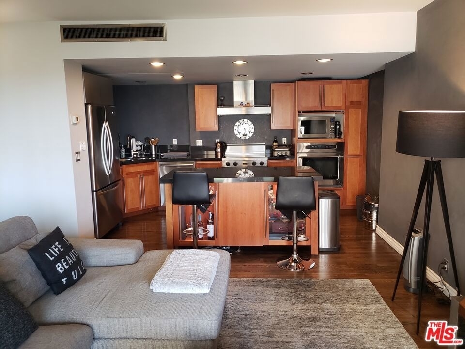 10450 Wilshire - Photo 2