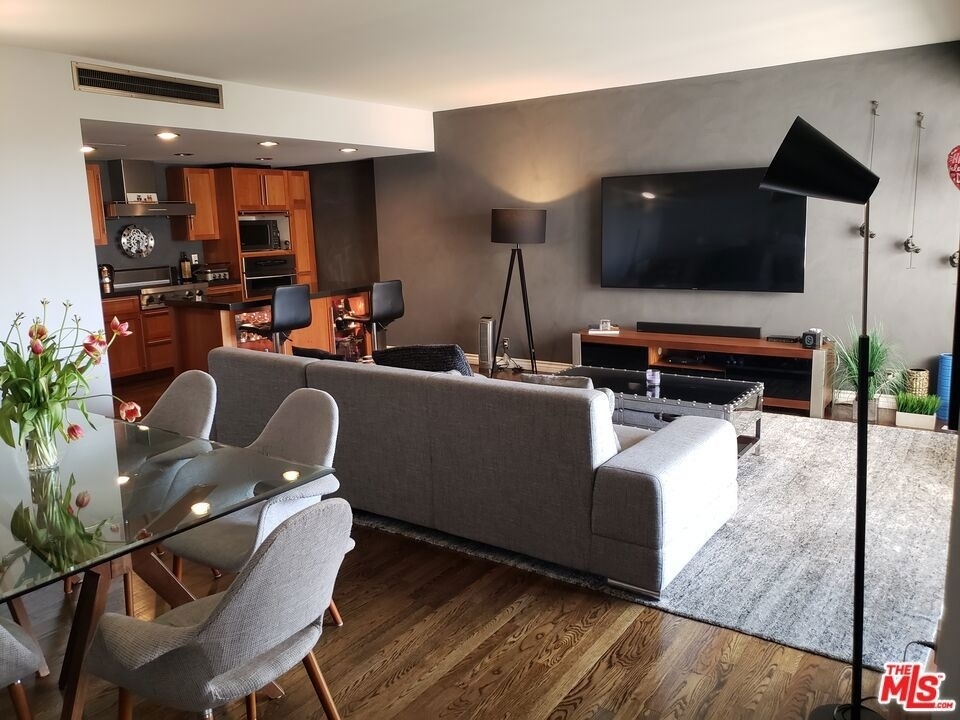 10450 Wilshire - Photo 3