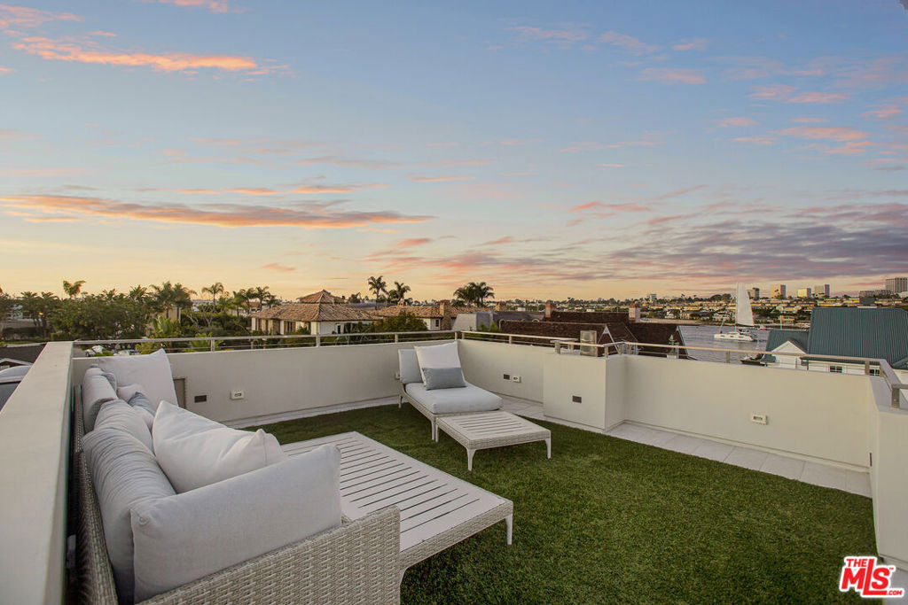 2105 E Balboa Boulevard - Photo 35