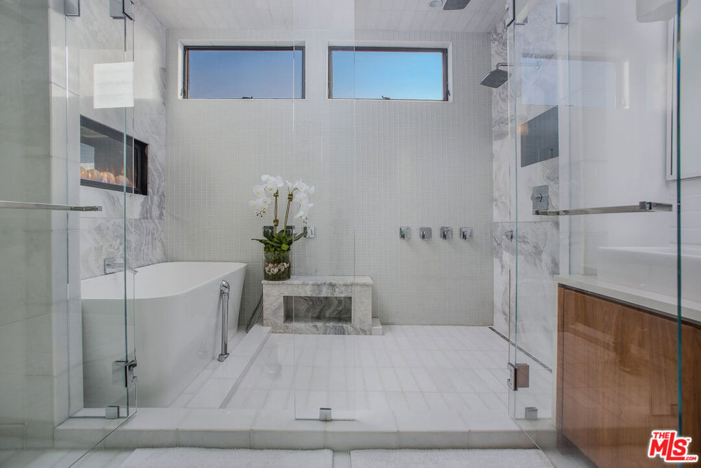 2105 E Balboa Boulevard - Photo 32