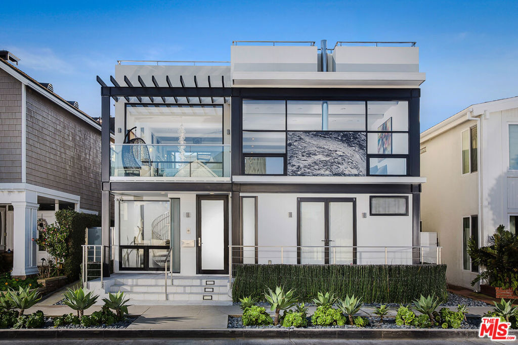 2105 E Balboa Boulevard - Photo 1