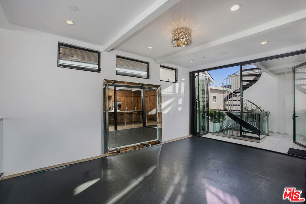 2105 E Balboa Boulevard - Photo 23