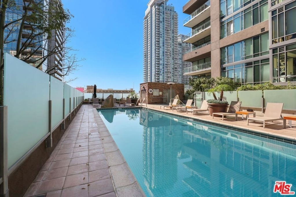 1111 S Grand Avenue - Photo 32