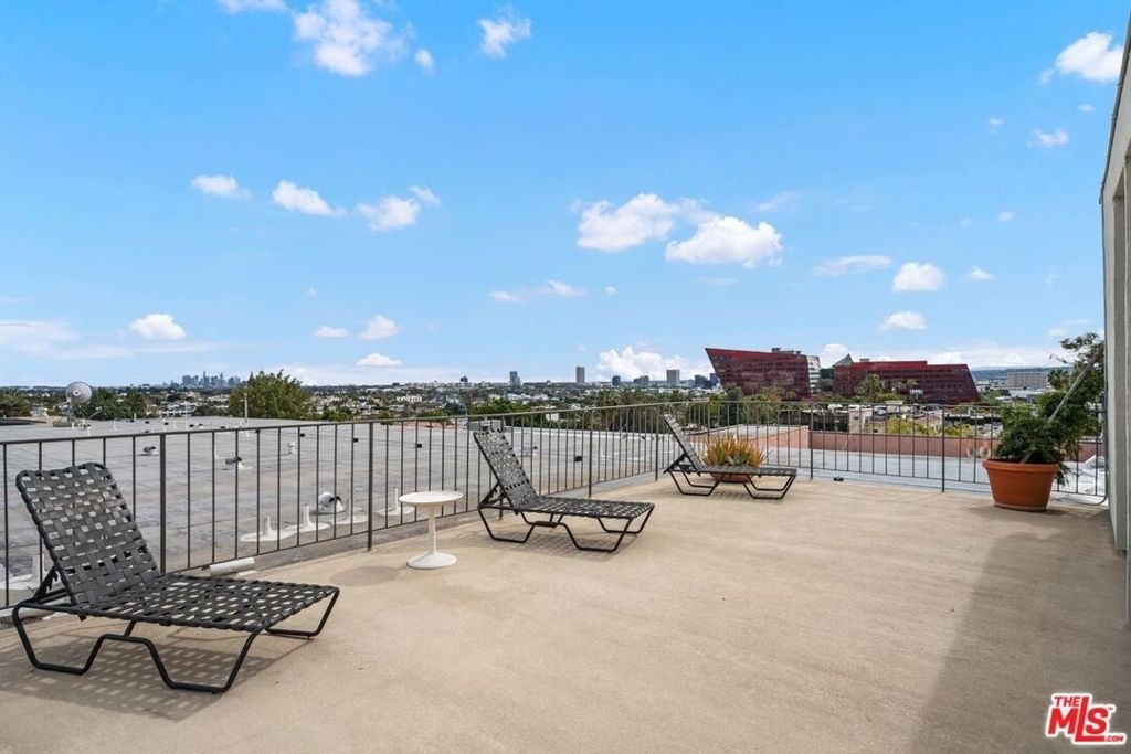 960 Larrabee Street - Photo 22