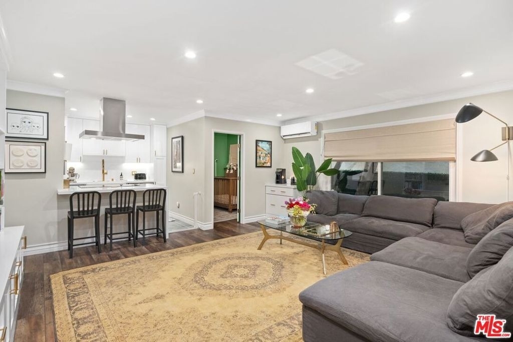 960 Larrabee Street - Photo 0