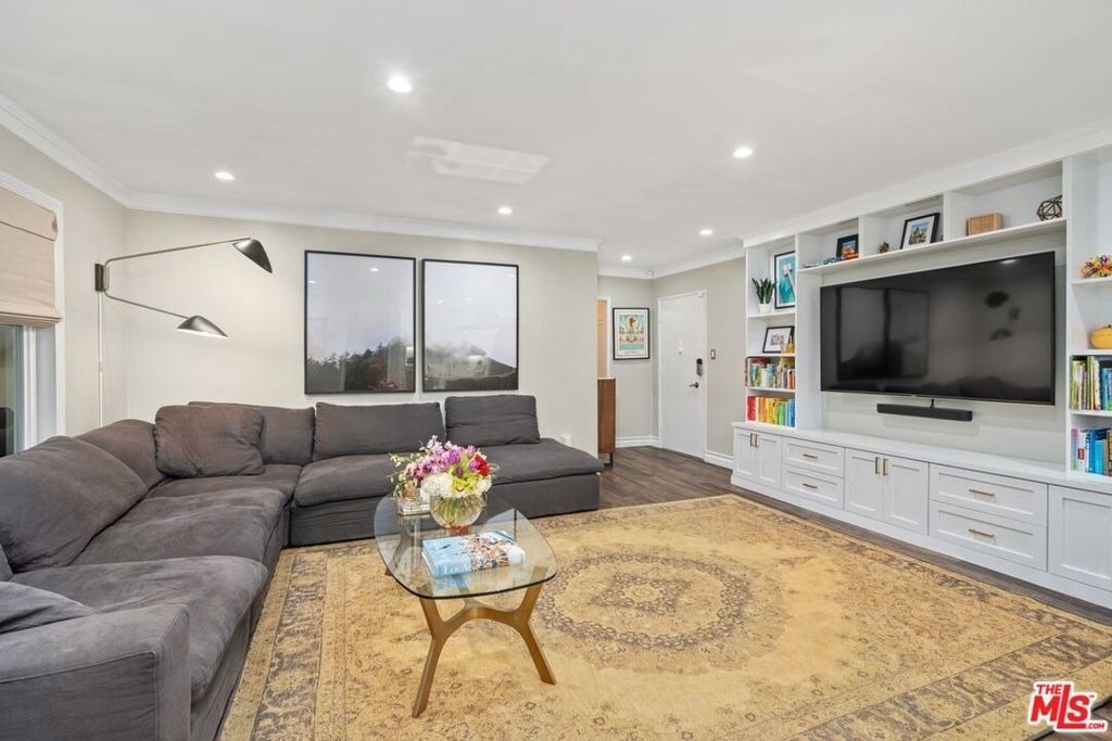 960 Larrabee Street - Photo 1