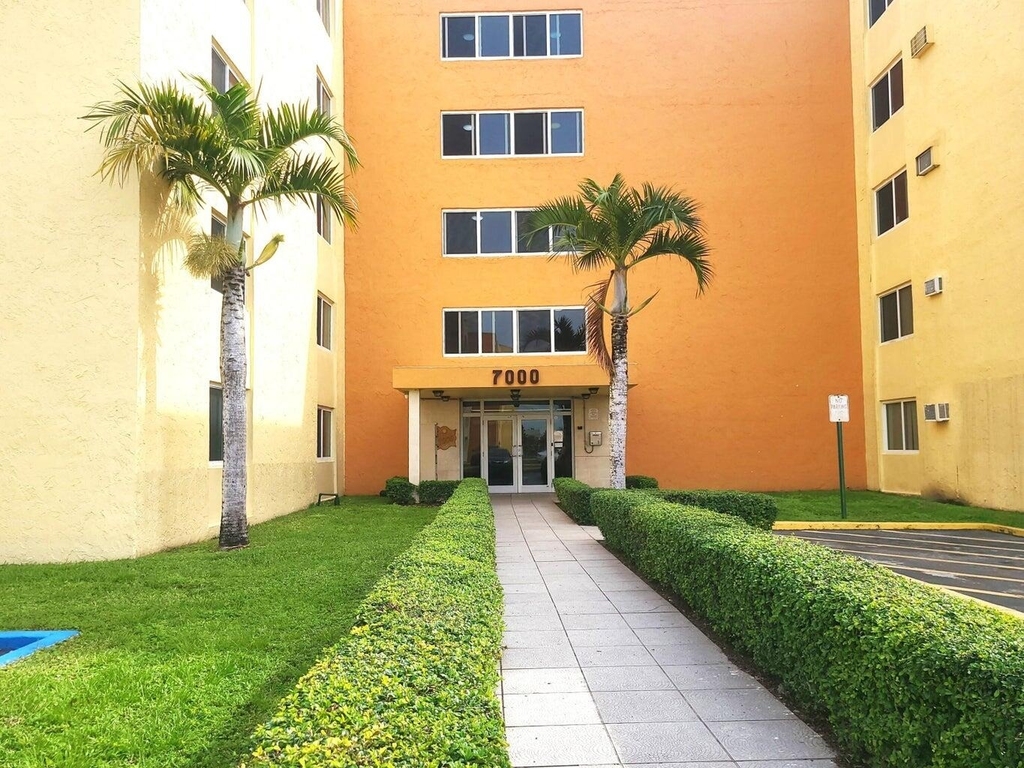 7000 Nw 186th Street - Photo 6