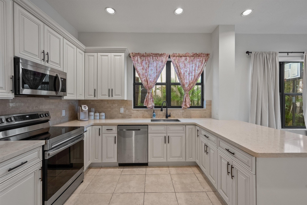 2055 Regents Boulevard - Photo 10