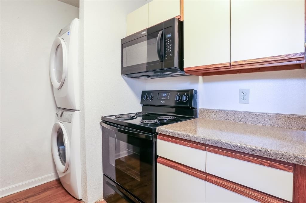 912 W 22nd St - Photo 3