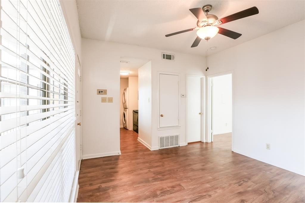912 W 22nd St - Photo 1