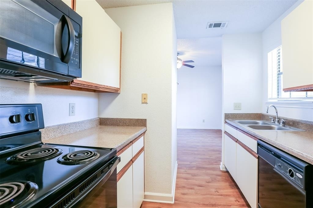 912 W 22nd St - Photo 2