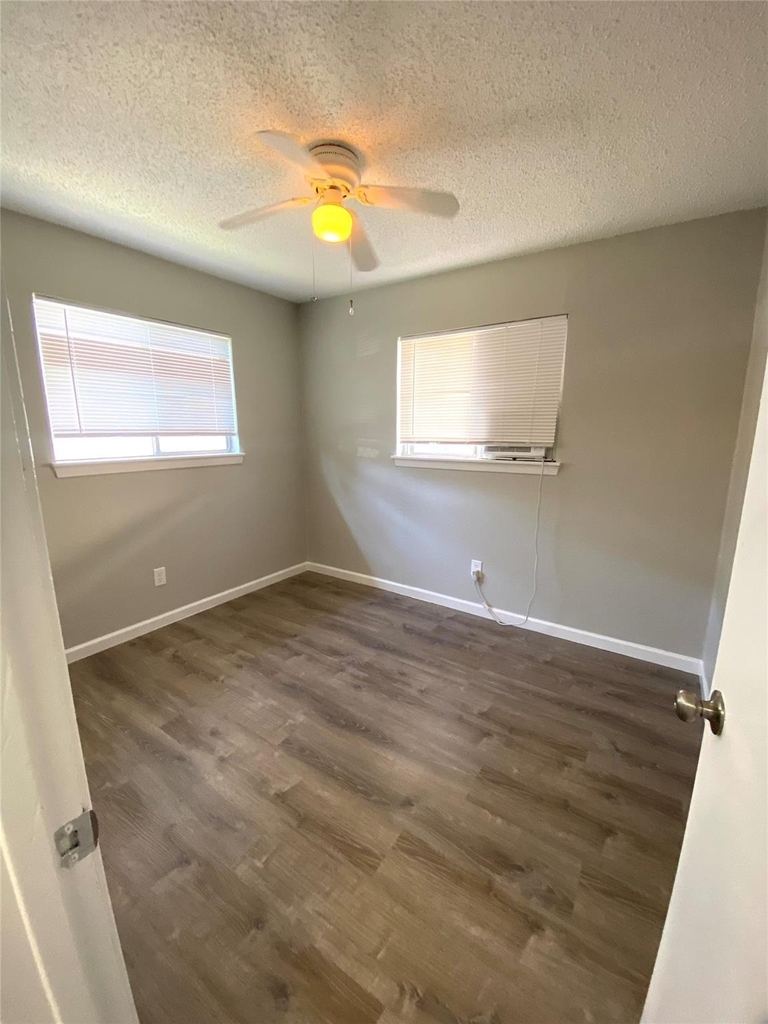 404 Swanee Dr - Photo 3