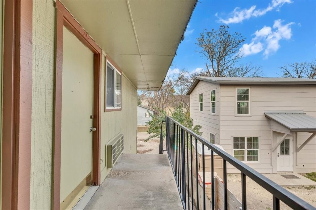 400 W 34th St - Photo 1