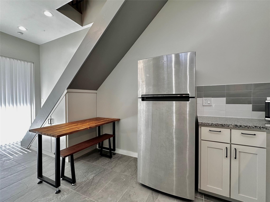 914 E 39th St - Photo 5