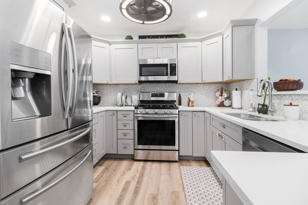 986 Four Seasons Boulevard - Photo 3