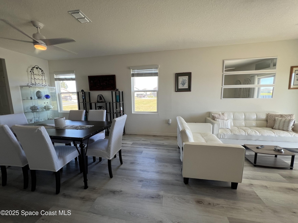 976 Trinity Street - Photo 3