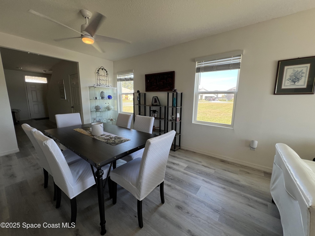 976 Trinity Street - Photo 2