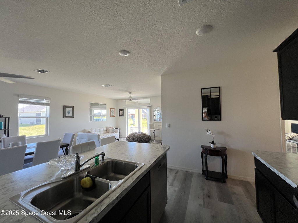 976 Trinity Street - Photo 9