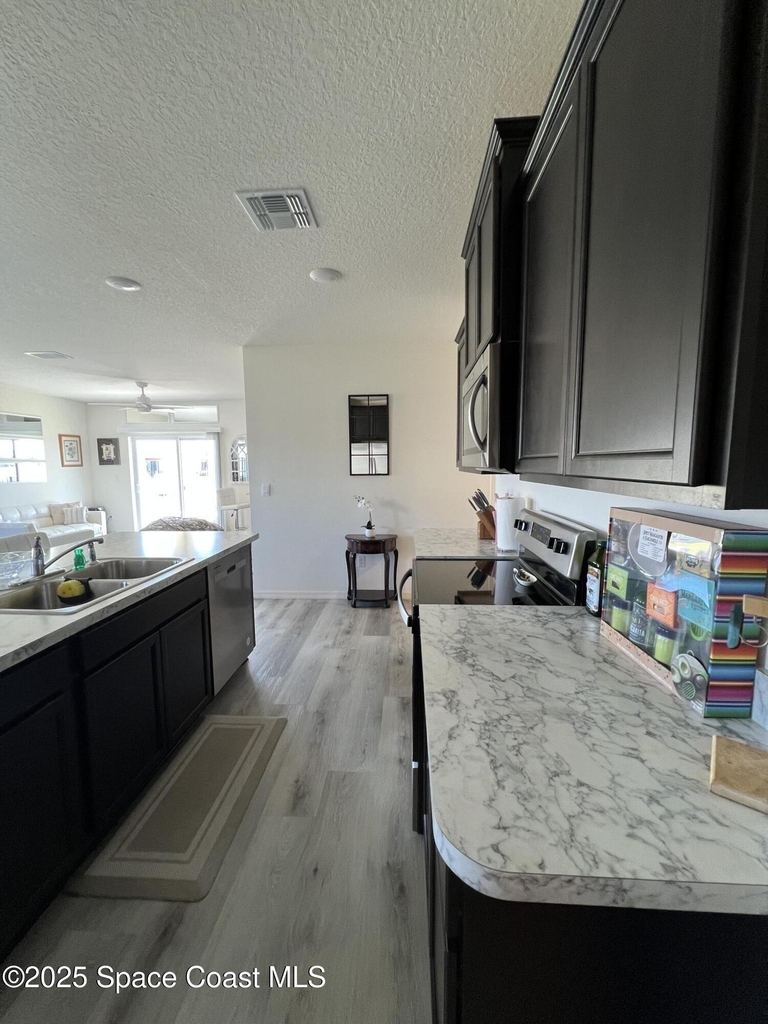 976 Trinity Street - Photo 5