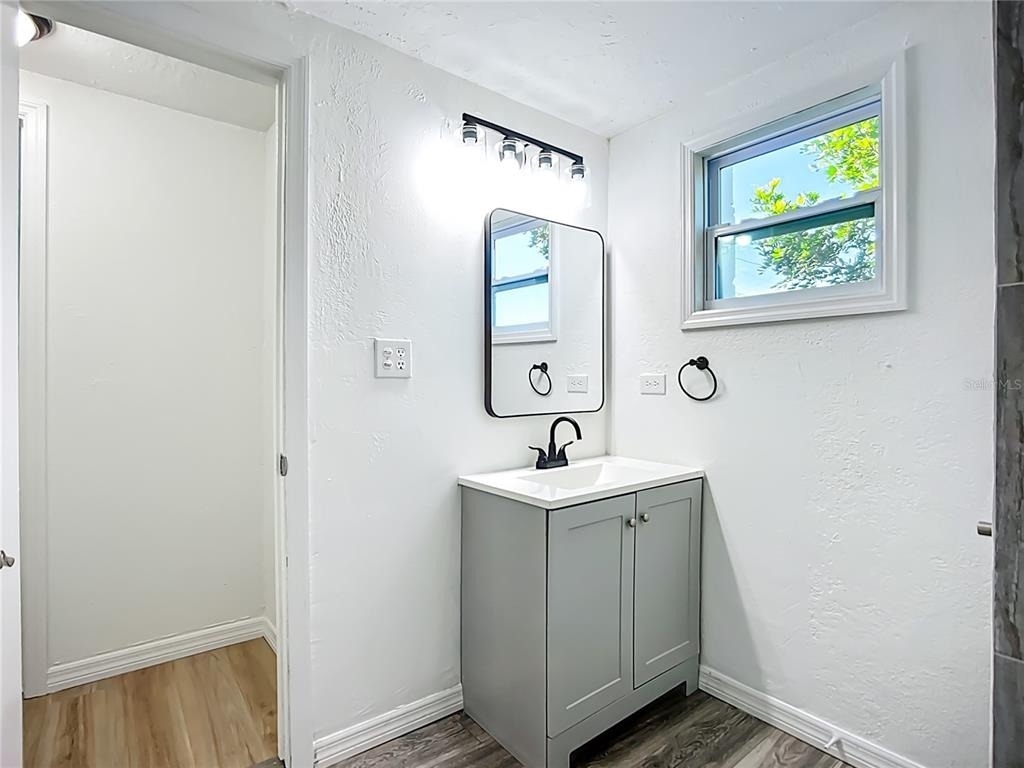 317 Jessica Street S - Photo 10