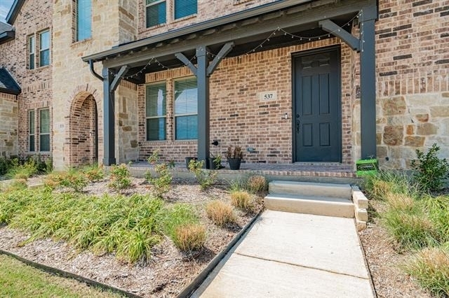 537 Parkside Drive - Photo 0