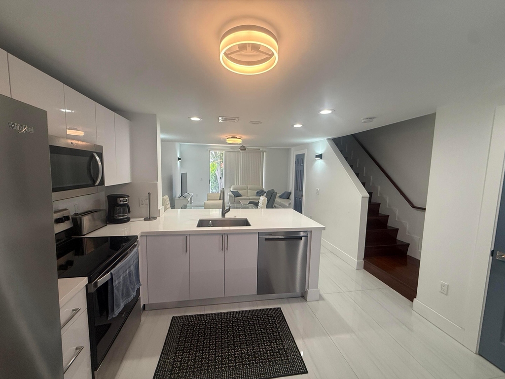 972 Jeffery Street - Photo 3