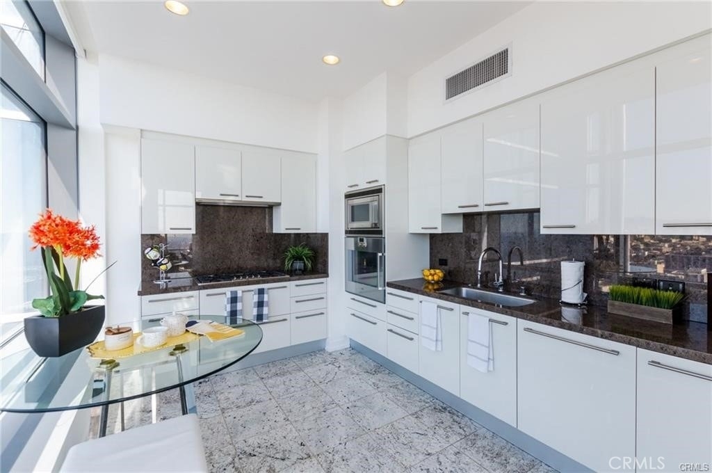 900 W Olympic Boulevard - Photo 2
