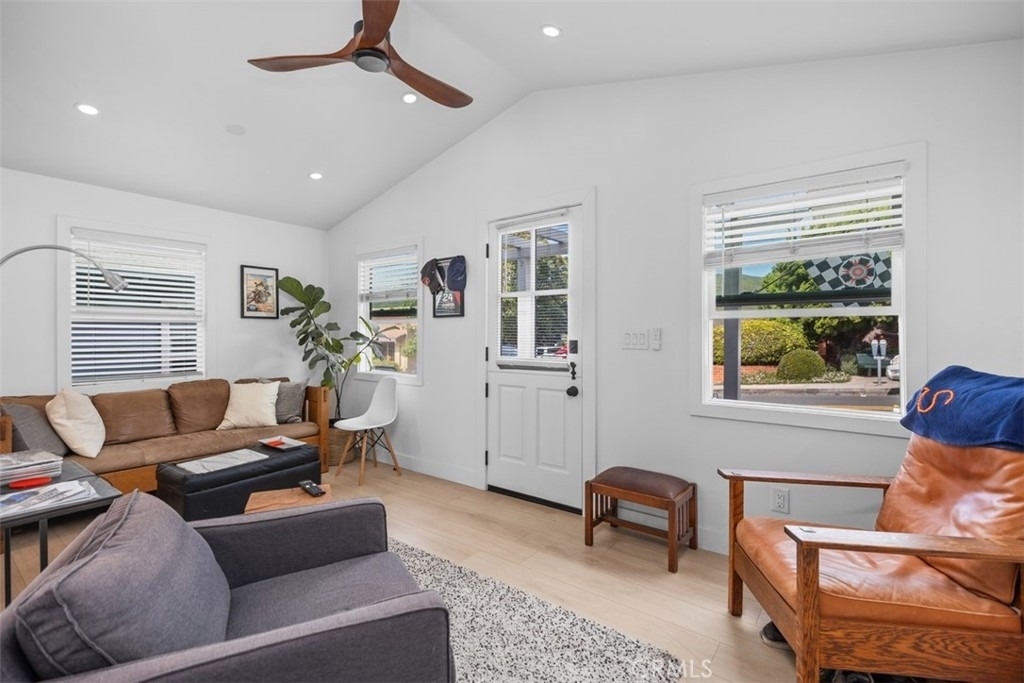 371 Park Ave - Photo 2