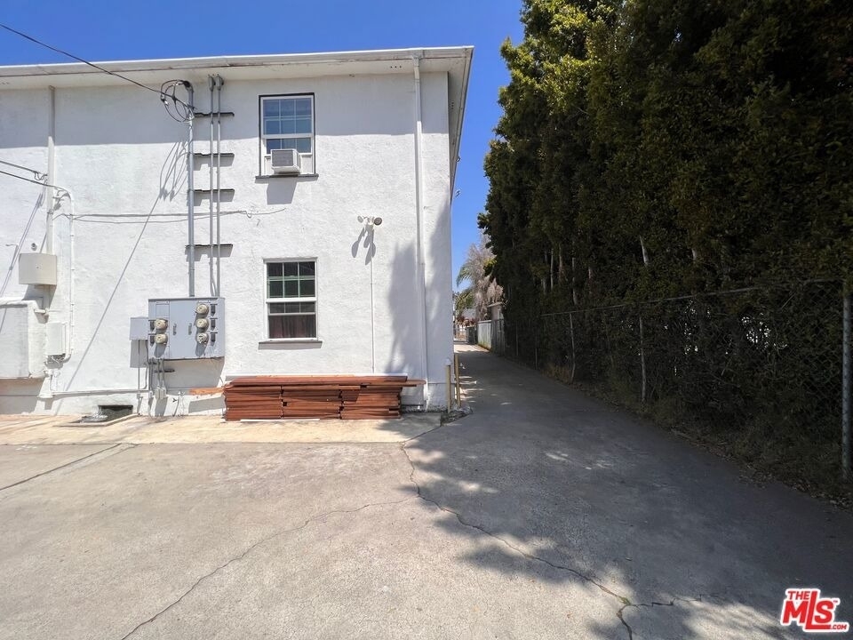 2333 S Garth Avenue - Photo 13
