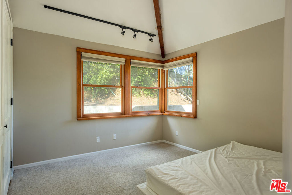 19439 Oxnard Street - Photo 18