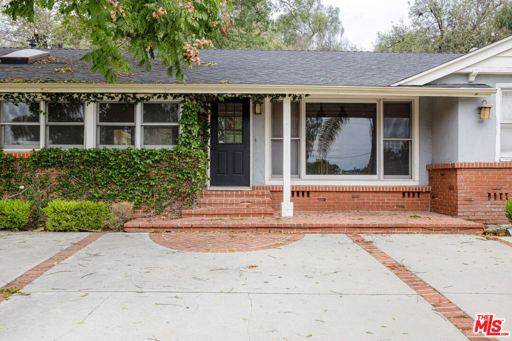 19439 Oxnard Street - Photo 0