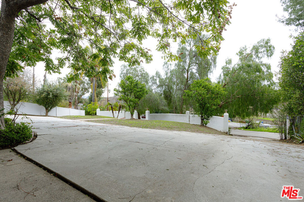 19439 Oxnard Street - Photo 20