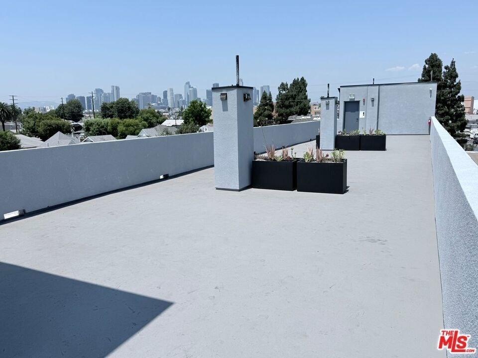 1039 E 28th Street - Photo 4