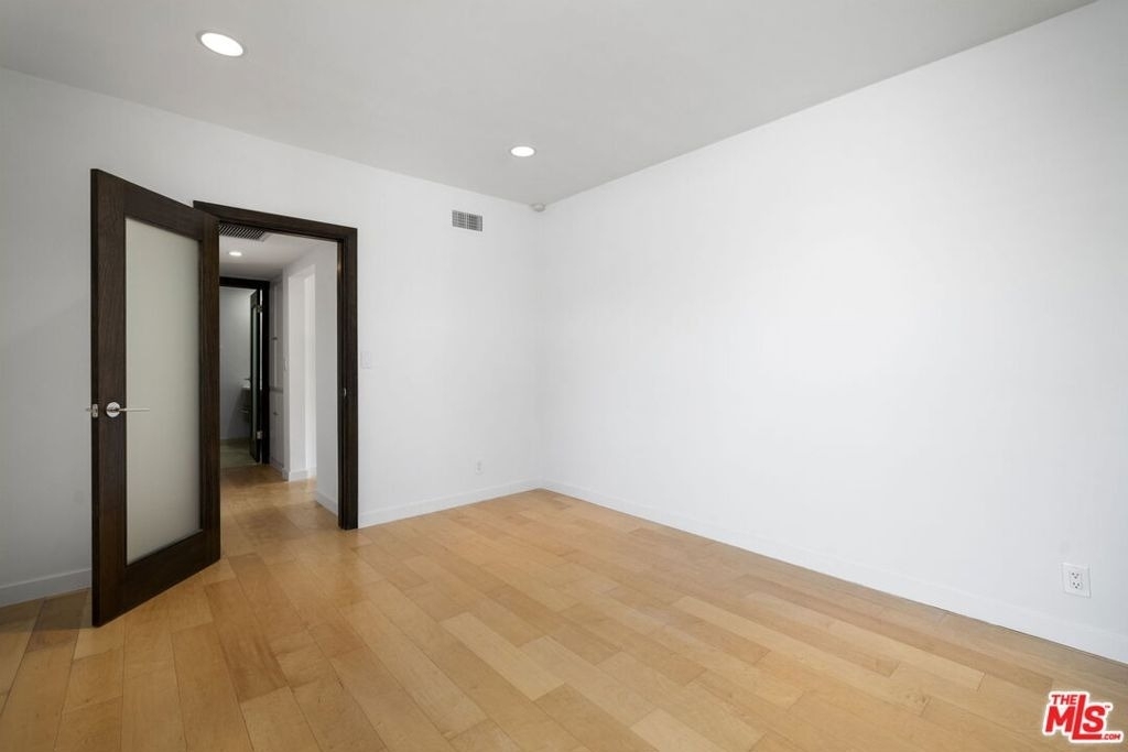 8550 Holloway Drive - Photo 15
