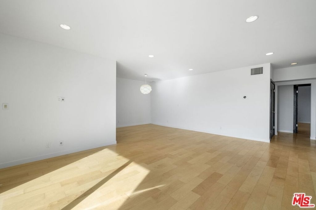 8550 Holloway Drive - Photo 12