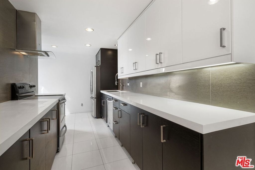 8550 Holloway Drive - Photo 9