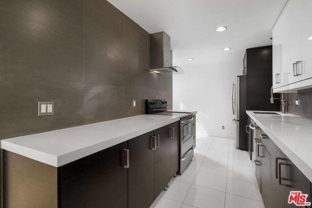8550 Holloway Drive - Photo 8
