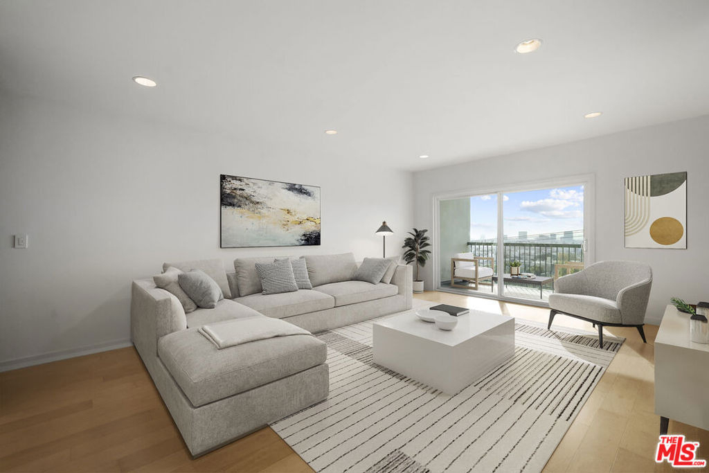 8550 Holloway Drive - Photo 4