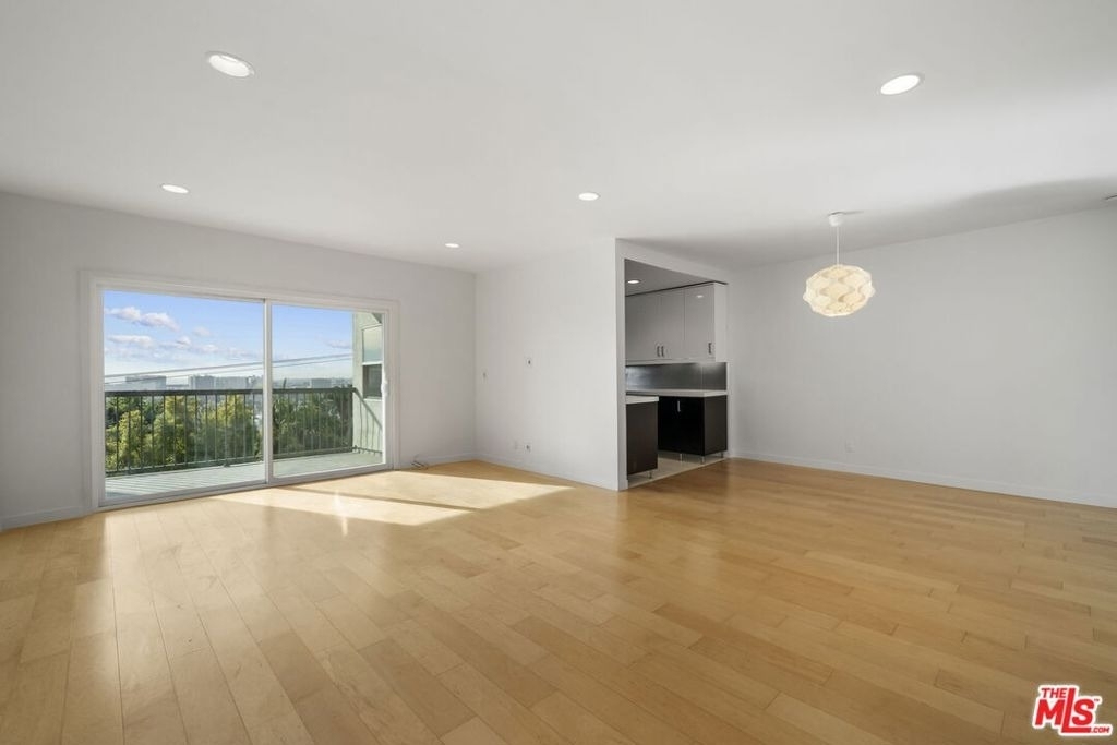 8550 Holloway Drive - Photo 3