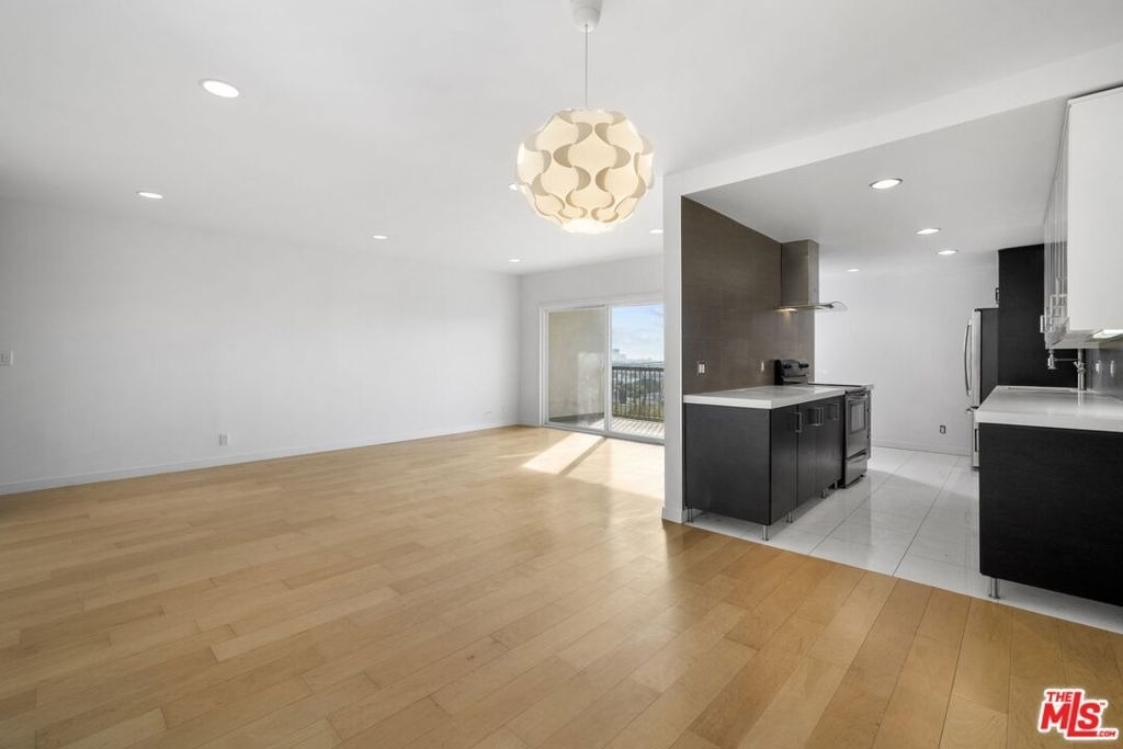8550 Holloway Drive - Photo 7