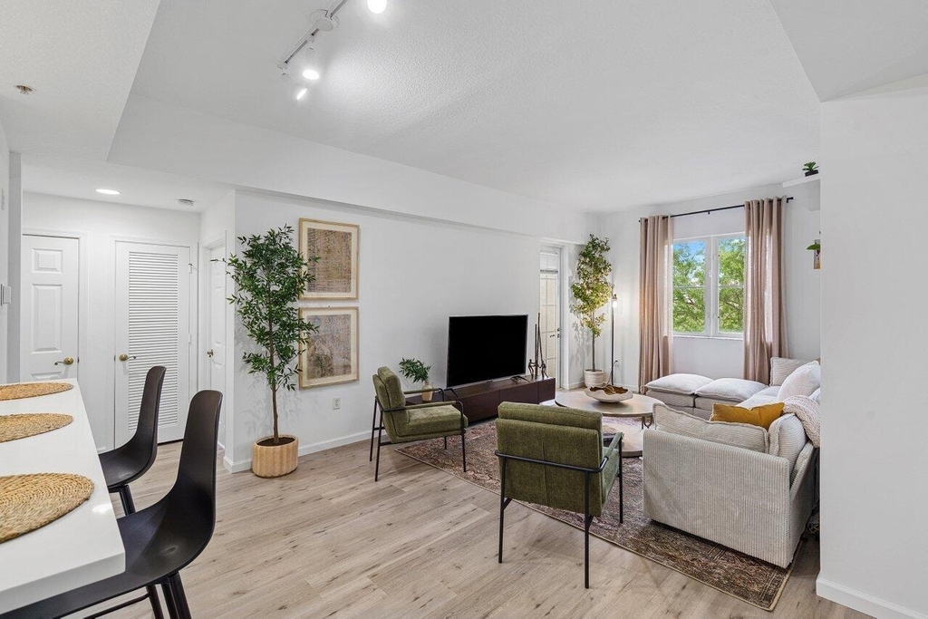 1209 Main Street - Photo 3